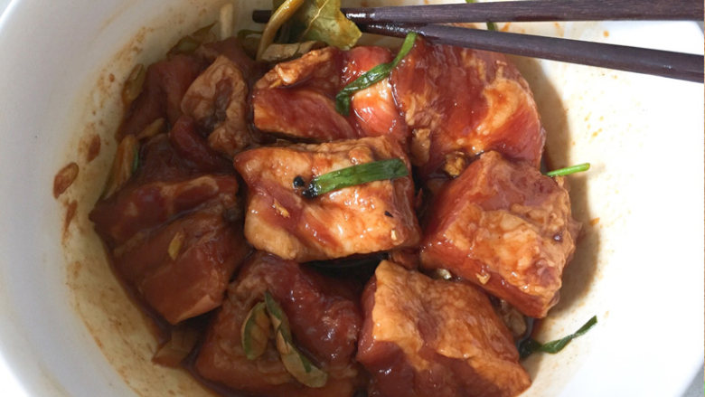 蜜汁烤肉,中途拿出来翻动几次,使五花肉更好的入味