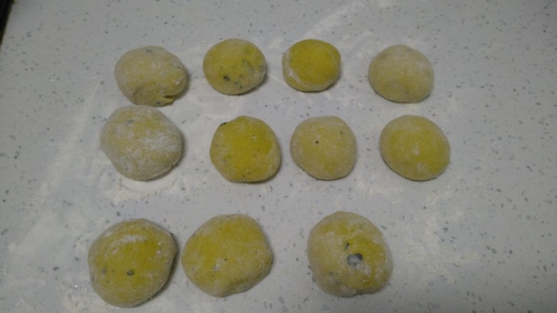 南瓜豆沙包,加入适量面粉,充分排气后,平均分成11份。