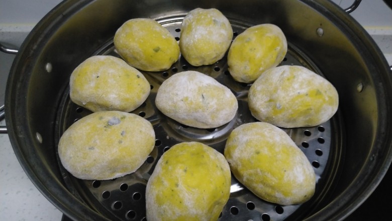 南瓜豆沙包,篦子上刷油放入豆沙包,二次发酵15分钟。