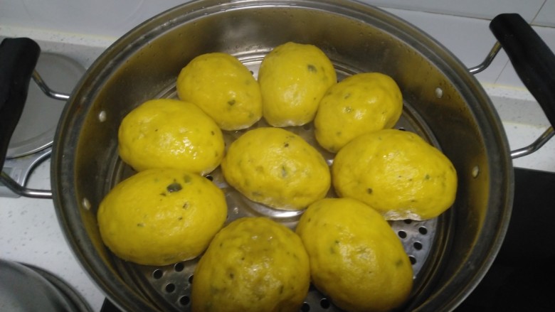 南瓜豆沙包,凉水上锅大火煮开转中火蒸20分钟再焖5分钟。