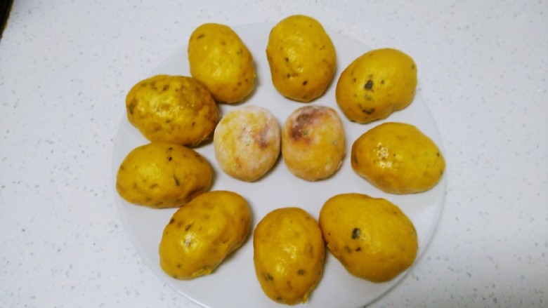 南瓜豆沙包,盛入盘中~不仅颜值高而且口感软糯香甜,让你好吃的停不下来。。