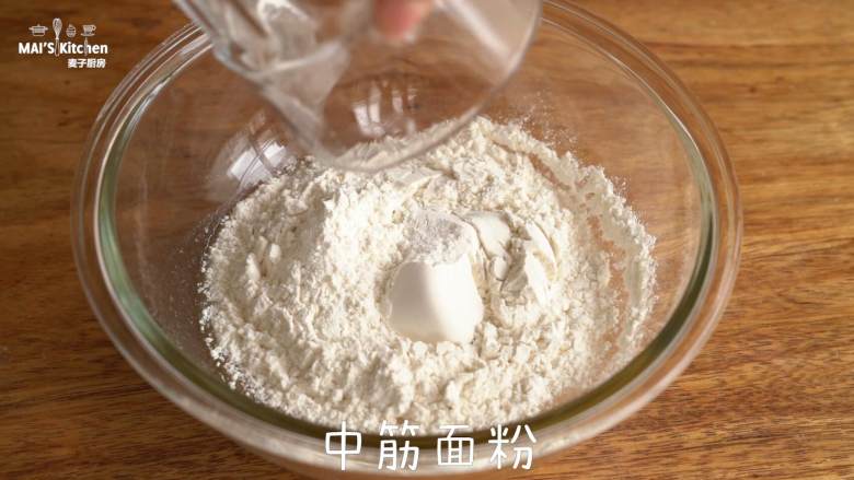 亲手做健康的【木糖醇月饼】,倒入<a style='color:red;display:inline-block;' href='/shicai/ 549'>中筋面粉</a>,搅拌均匀成面团