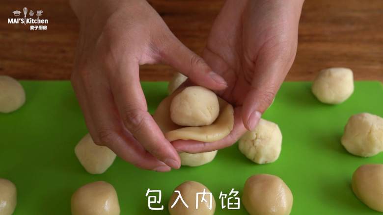亲手做健康的【木糖醇月饼】,取一份外皮捏扁,包入内馅,用模具压出形状