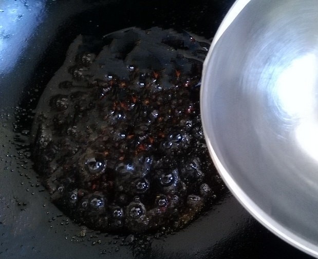 油豆腐酿肉,充分炒匀后,倒入一碗清水
