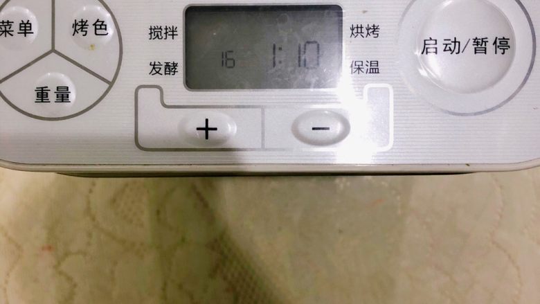 宝宝辅食之牛肉松,我们家的是1个小时10分钟,菜单选16.你们按照你们自假的面包机设置也是一样的。