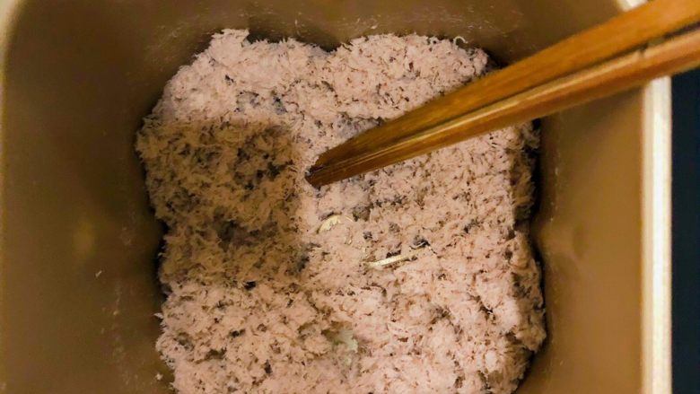 宝宝辅食之牛肉松,时间还剩30分钟时,每10分钟用筷子搅拌一下,以防止烤的不均匀。