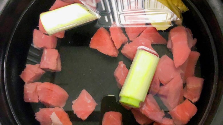 宝宝辅食之牛肉松,冷水放入锅中,并加入仔姜和大葱段。 葱段,姜片用来去腥。这里去腥就不要用柠檬了味道会比较怪,我已经帮大家试过了,不要再尝试了哈。 盖上盖子煮熟,时间为炖煮1个小时8分钟。炖到牛肉软烂,炖肉的时间可以长一些,这样后面的操作会简单些。