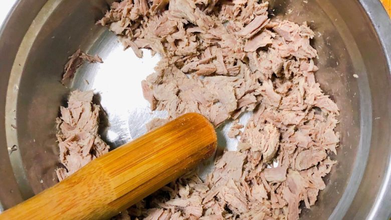 宝宝辅食之牛肉松,在捣成肉泥。加入5克油。