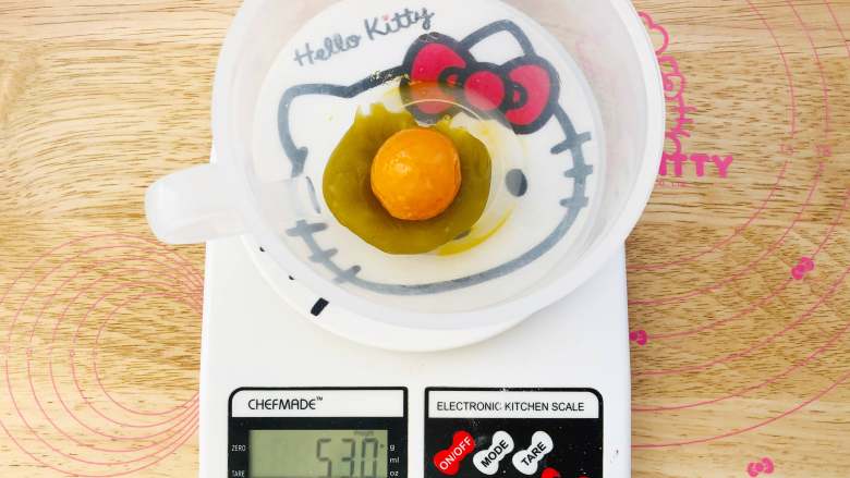 卡通萌趣月饼,这次制作的是75g月饼,比例按照3:7来制作,所以内馅的部分单个是53g,取蛋黄再加上莲蓉,一起称出53g就可以了。单个包好搓圆,盖保鲜膜备用。