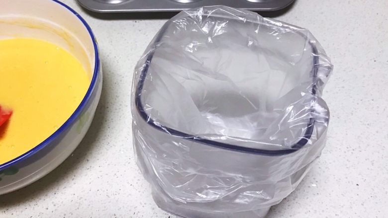 巧克力甜甜圈,把保鲜袋放到一个杯子里(家里的花裱袋用完了,我用保鲜袋替代)