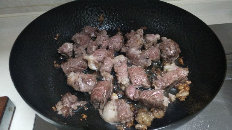 秋季进补:牛肉萝卜汤,炒至表面变色