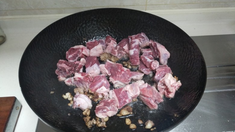 秋季进补:牛肉萝卜汤,大火,把牛肉放锅里煸炒,一定要大火,高温能迅速把肉表面糊化,锁住里层水分,这样肉能更鲜嫩
