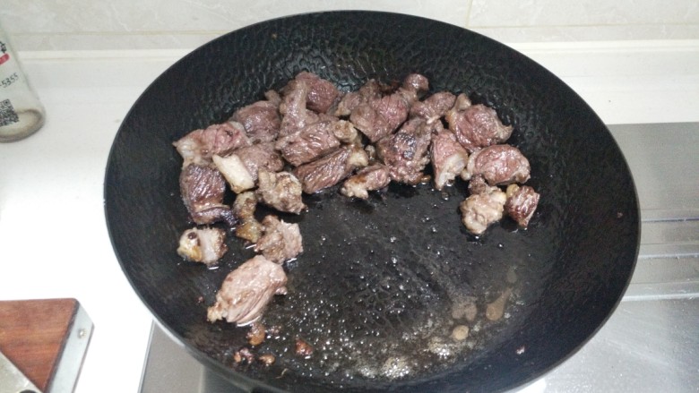 秋季进补:牛肉萝卜汤,油有点多,需要沥下油