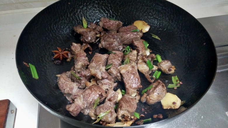 秋季进补:牛肉萝卜汤,煸出香味后,准备加水