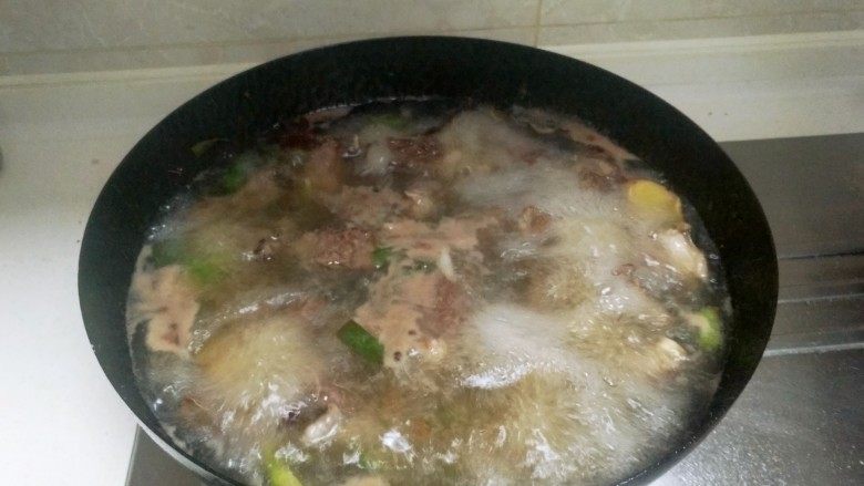 秋季进补:牛肉萝卜汤,大火煮开,撇去浮沫,大火继续煮至10分钟
哦~不对,这是炒锅没有锅盖,转移到汤锅里吧!