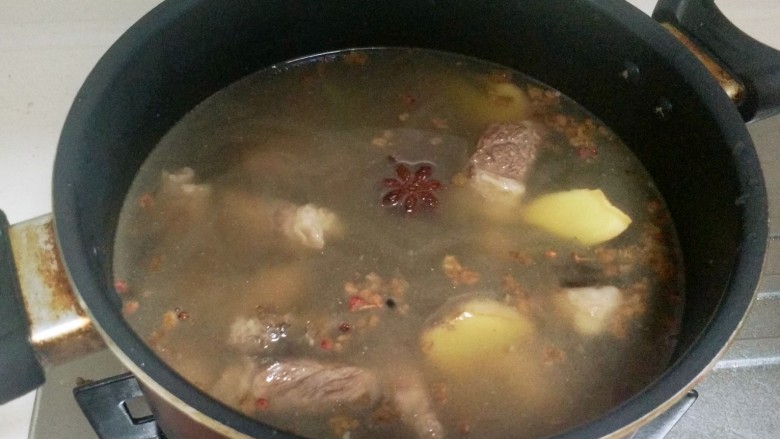 秋季进补:牛肉萝卜汤,转移完毕,继续上一步大火煮10分钟,改小火慢炖半小时