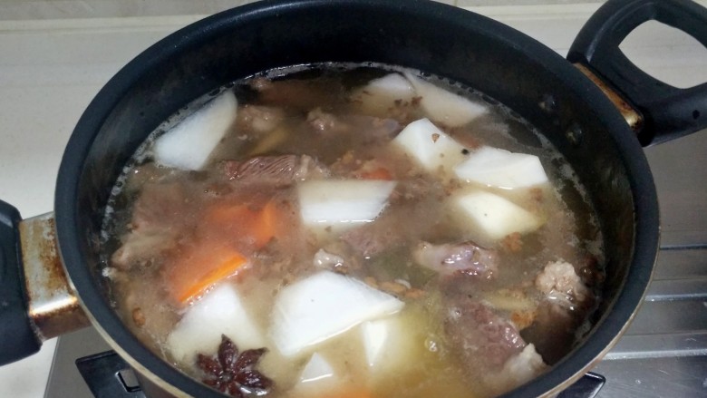 秋季进补:牛肉萝卜汤,加入萝卜和胡萝卜,火候保持不变,加入少量盐,这时候加一部分盐能让食材更入味