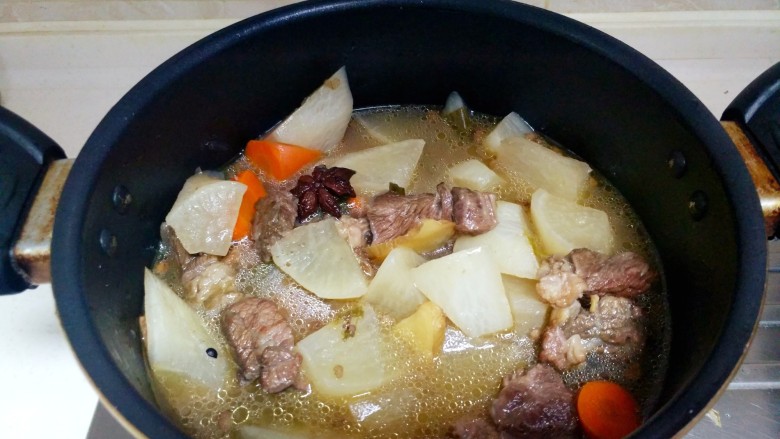 秋季进补:牛肉萝卜汤,继续炖了近40分钟,尝了一下,肉口感刚好,萝卜入口即化