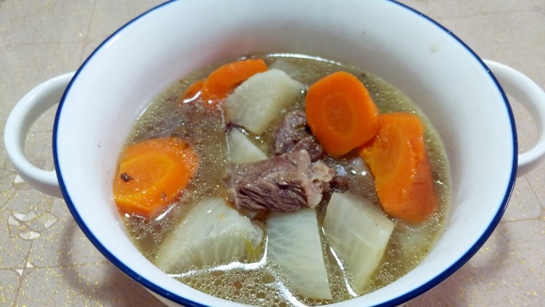 秋季进补:牛肉萝卜汤,中途加入的盐已经被肉和萝卜完全吸收了,这时候需要再加些盐,嗯~