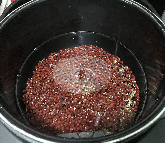 冬日暖心菜 红豆糙米粥,然后倒入压力锅中,加适量的清水;水量多少没有要求,自个儿灵活掌握,喜欢浓稠的就少加水,喜欢喝稀些的就多加些水