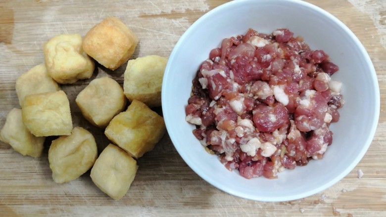 油豆腐酿肉,把主要食材,<a style='color:red;display:inline-block;' href='/shicai/ 483'>油豆腐</a>和肉沫准备好
