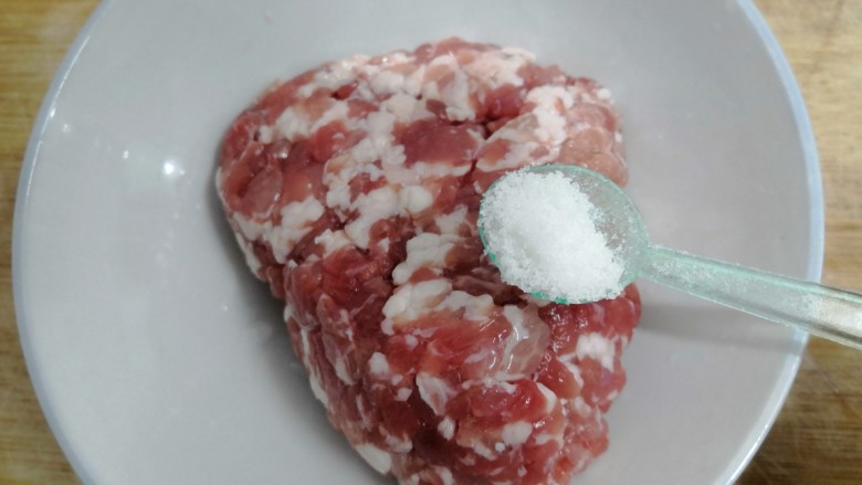 油豆腐酿肉,肉沫中,加入盐