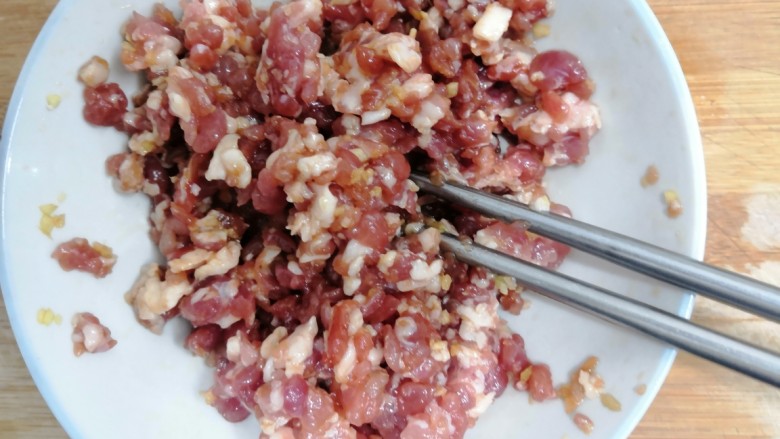 油豆腐酿肉,用筷子搅拌均匀,腌制10分钟