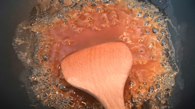 油豆腐酿肉,边煮边搅拌,至汤汁浓稠即可关火