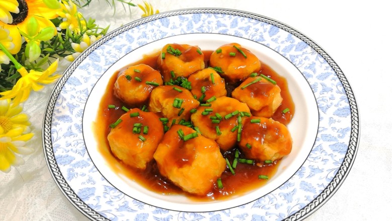 油豆腐酿肉,洒上葱花,即可上桌