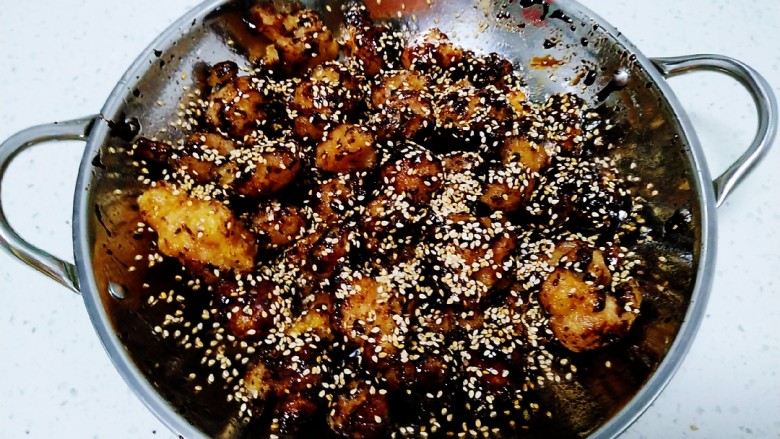 糖油酥脆糯米疙瘩,翻拌均匀,均匀撒上芝麻。
