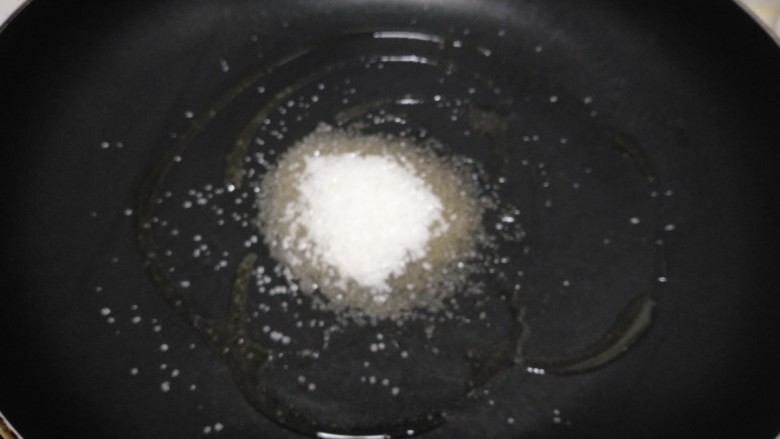 黑米苹果、蜜枣、葡萄干包子,不粘锅中加入适量食用油,放入白糖。