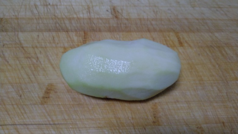 土豆、鸡蛋椒盐小饼,挑一个超级可爱的土豆,洗净去皮。
