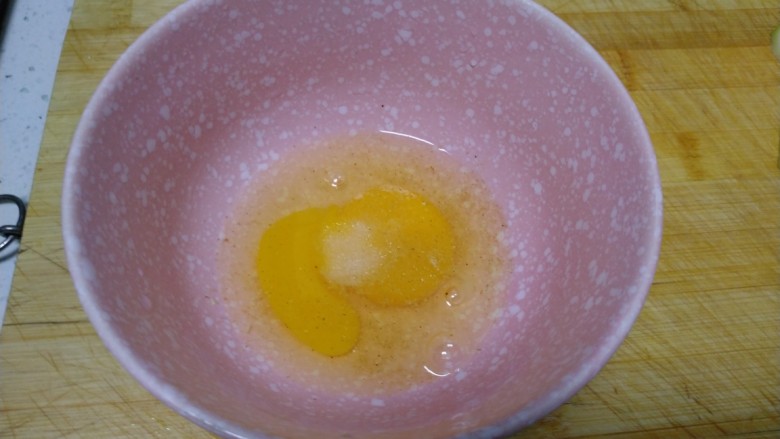 土豆、鸡蛋椒盐小饼,<a style='color:red;display:inline-block;' href='/shicai/ 9'>鸡蛋</a>打入碗中,加入少许盐。