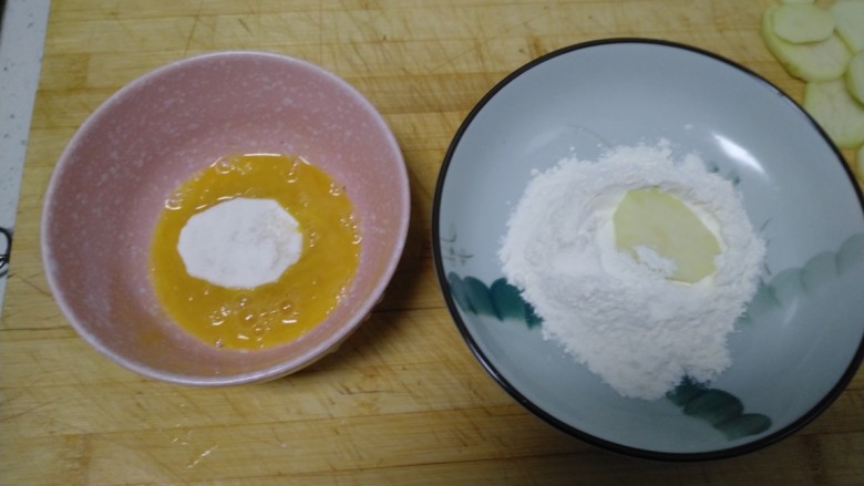 土豆、鸡蛋椒盐小饼,取一个土豆均匀粘上<a style='color:red;display:inline-block;' href='/shicai/ 519'>面粉</a>,放入鸡蛋液中均匀裹上蛋液。