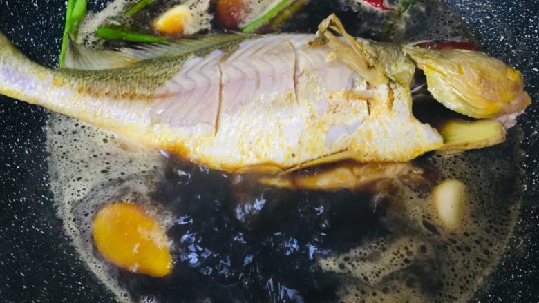 彩椒鲈鱼,大火煮开,焖煮15分钟