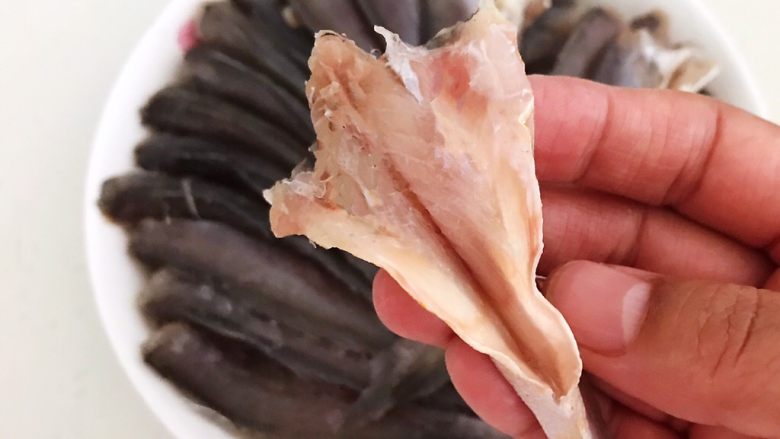 酥炸小黄鱼,把小黄鱼清洗干净,尤其是腹部的黑膜一定清洗干净