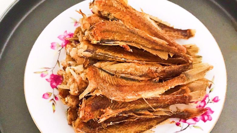 酥炸小黄鱼,酥炸小黄鱼可以整根吃掉,香酥可口,回味无穷~