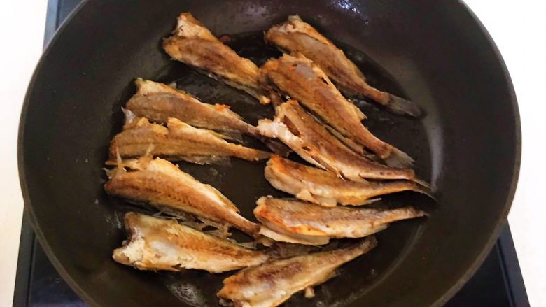 酥炸小黄鱼,全程小火炸制,炸制一面金黄就翻面
