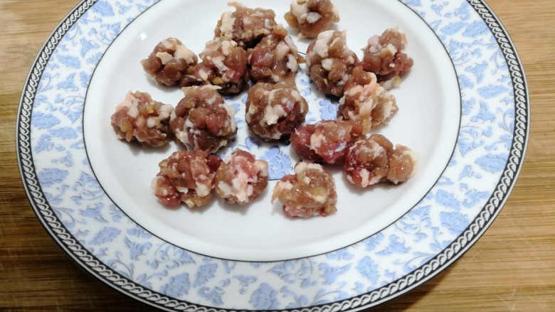 陕西胡辣汤,腌制好的肉沫,捏成小丸子,备用