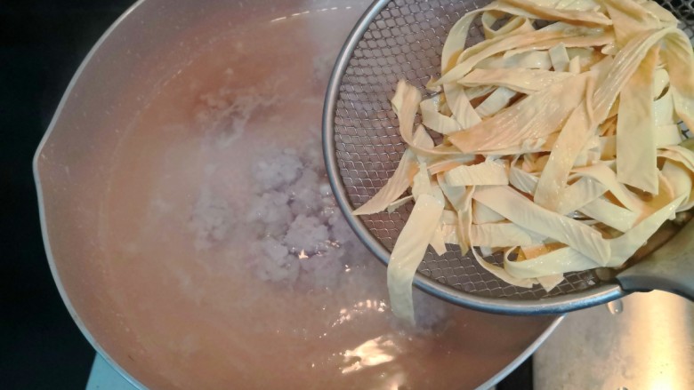陕西胡辣汤,滚开后,肉丸变色断生,倒入豆腐皮
