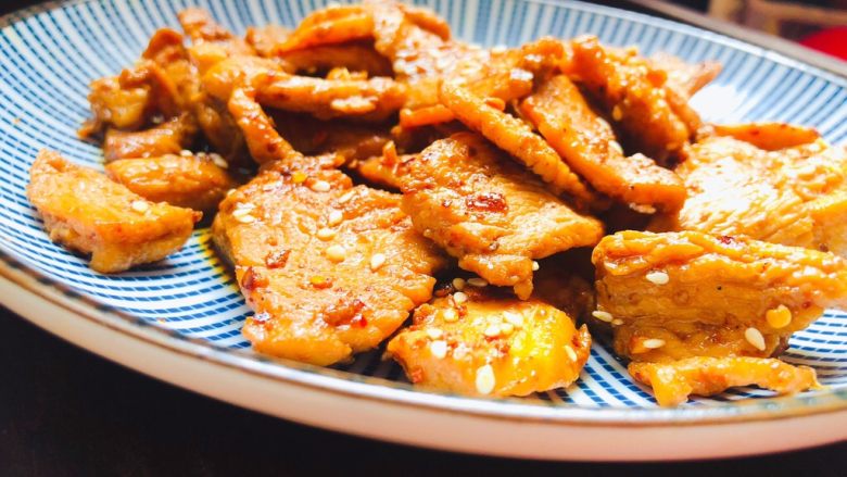 追剧小零食,香辣诱人的鸡胸肉片,香气扑鼻,简单易上手。