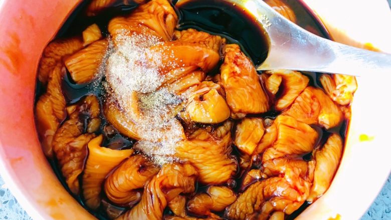 追剧小零食,香辣诱人的鸡胸肉片,加入适量<a style='color:red;display:inline-block;' href='/shicai/ 134296'>白胡椒粉</a>,多少根据自己喜好。