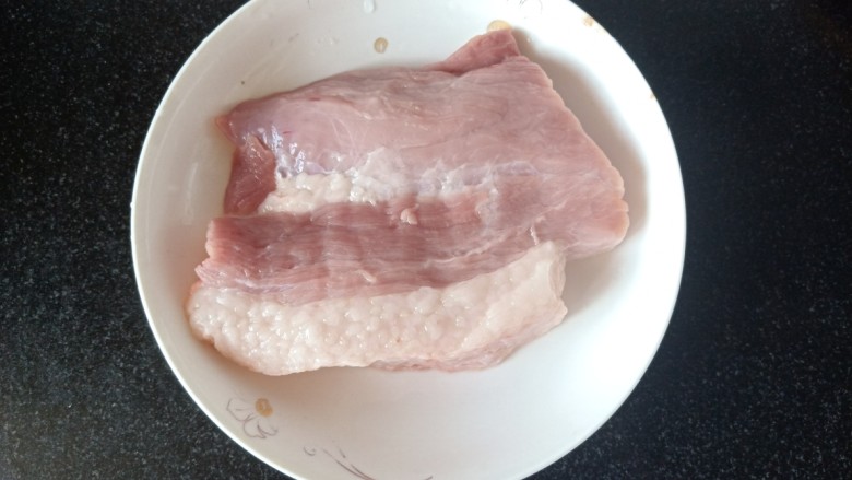 玉米秋叶煎饺,准备一块<a style='color:red;display:inline-block;' href='/shicai/ 414'>猪肉</a>，瘦肉多，肥肉少，，也可选择五花肉。洗净。