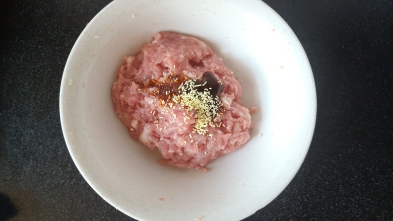 玉米秋叶煎饺,再在肉沫中加入少许糖，提鲜，一小勺耗油，一小勺酱油，少许鸡精，搅拌均匀。