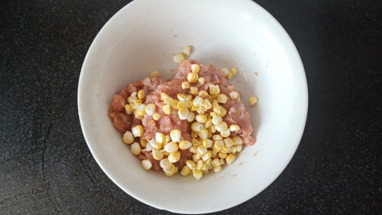 玉米秋叶煎饺,拨出<a style='color:red;display:inline-block;' href='/shicai/ 500'>玉米</a>粒，放入猪肉馅中，搅拌均匀。