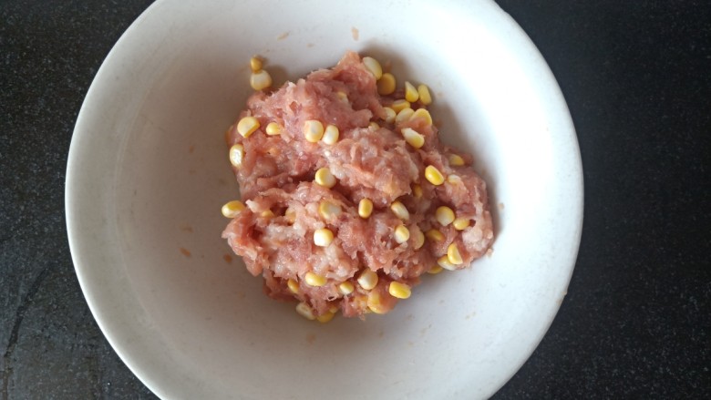 玉米秋叶煎饺,这就是拌好的猪肉馅了，先放一边。