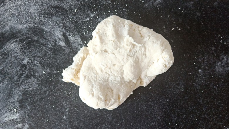 玉米秋叶煎饺,快速搅拌，搅拌成絮状的面团，取出。