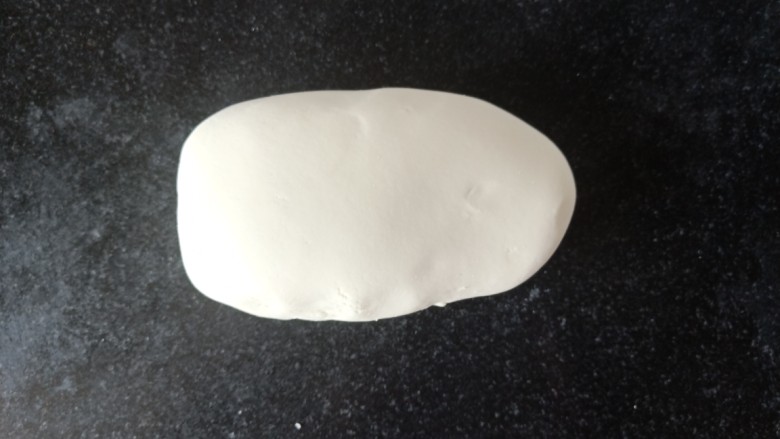 玉米秋叶煎饺,反复揉面团，揉成一个光滑的面团。