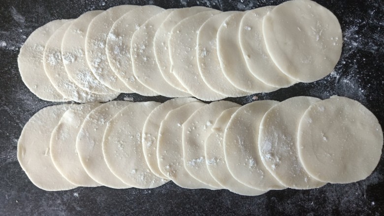 玉米秋叶煎饺,每个剂子都按扁，擀成圆皮，这就是擀好的面皮，每张皮子叠在一起要撒点<a style='color:red;display:inline-block;' href='/shicai/ 519'>面粉</a>，防止粘住。