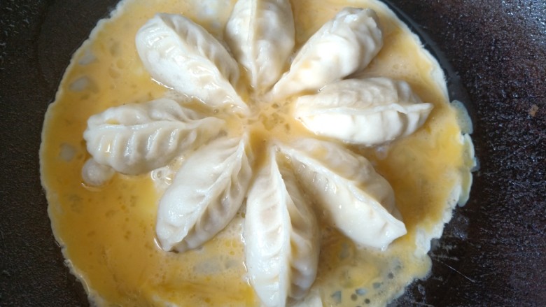 玉米秋叶煎饺,水收干后，倒入<a style='color:red;display:inline-block;' href='/shicai/ 9'>鸡蛋</a>液，煎至金黄色。